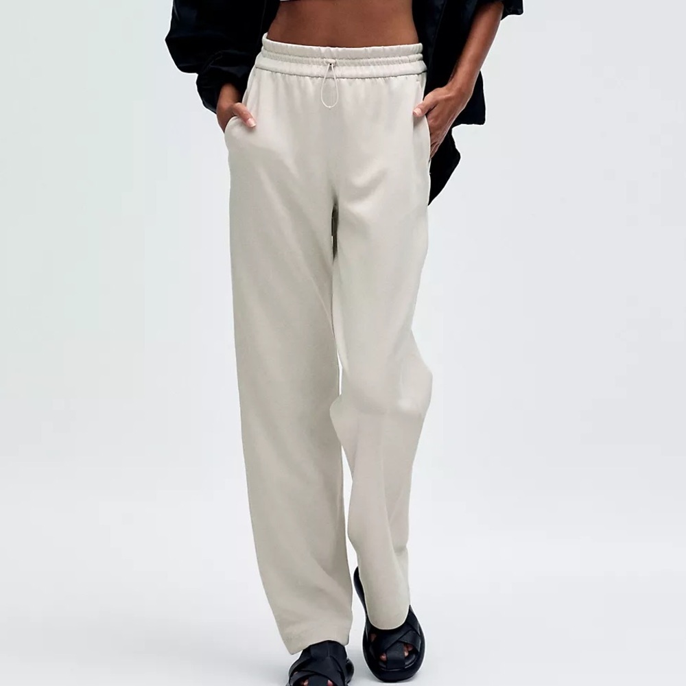 Lululemon Softstreme High-Rise Pant
Regular Bone